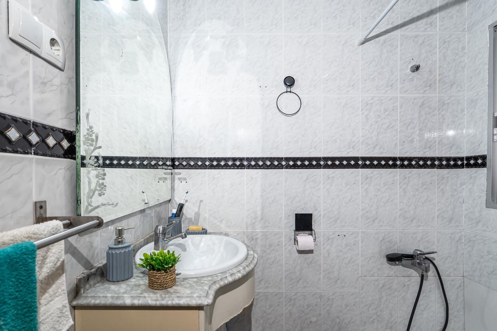 3 bedroom Flat for sale in San Juan de Aznalfarache - € 120,000 (Ref: 9922397)