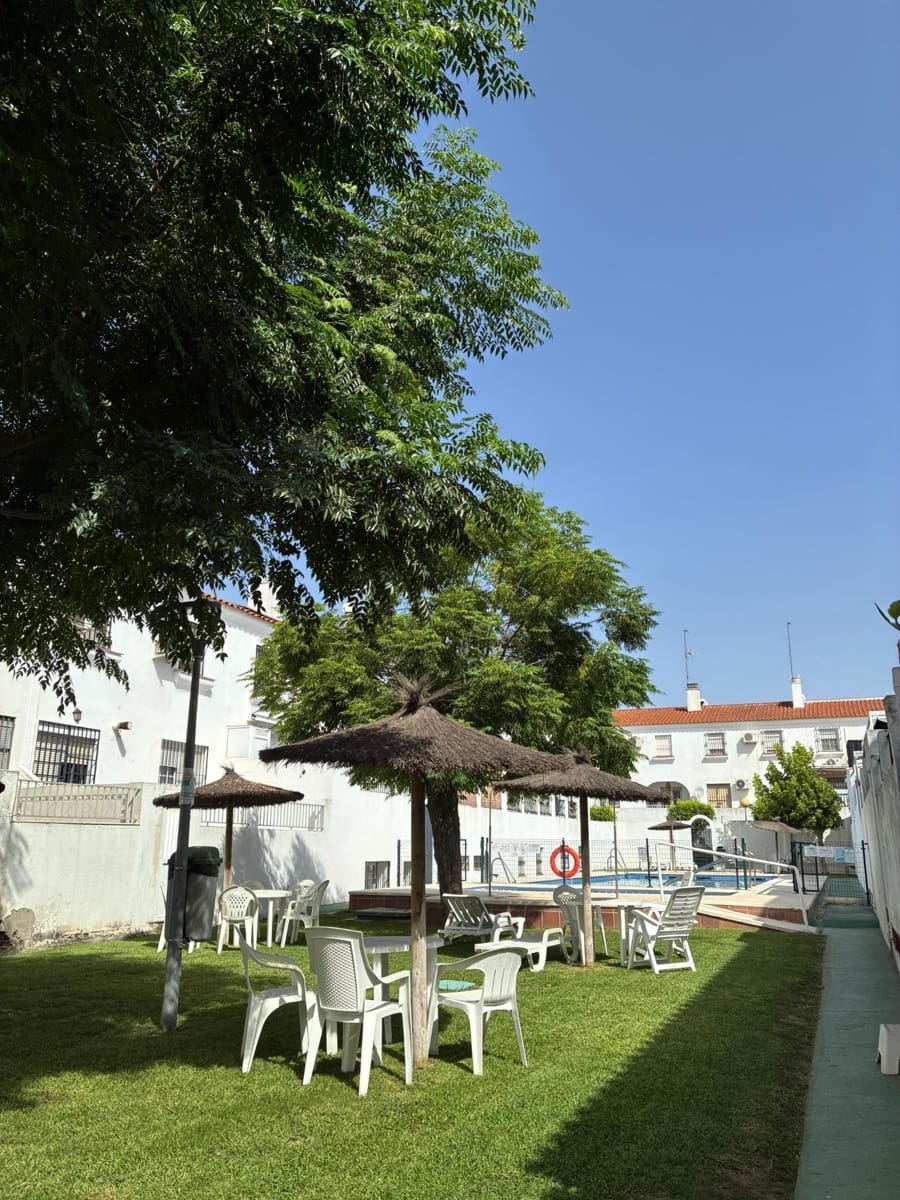 5 bedroom Terraced Villa for sale in Mairena del Aljarafe with pool - € 305,000 (Ref: 9922398)