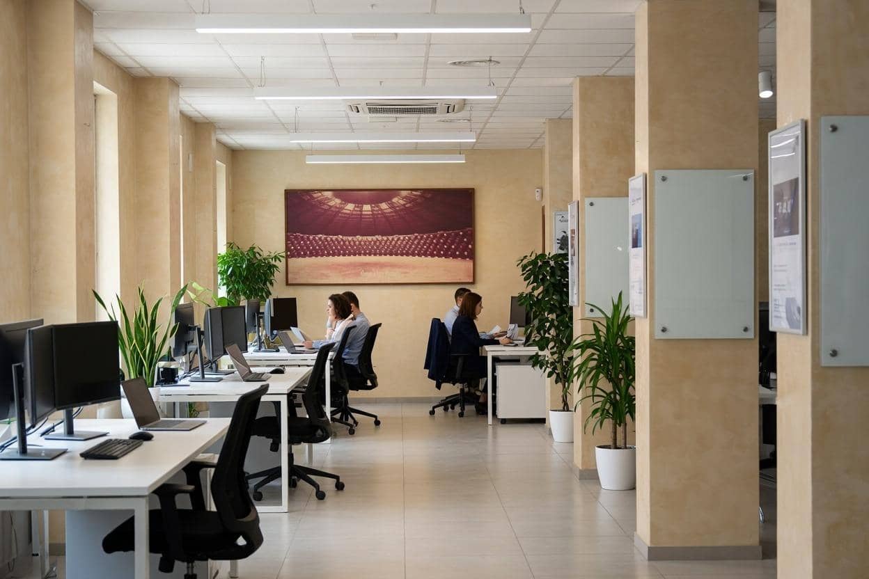 Commercial for rent in Seville city - € 3,000 (Ref: 9927517)