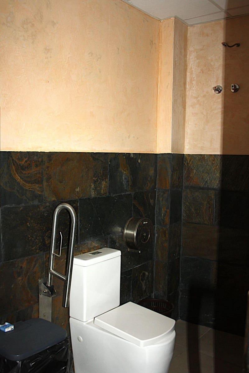 Commercial for rent in Seville city - € 3,000 (Ref: 9927517)