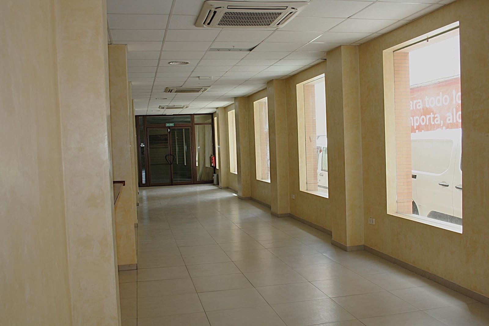 Commercial for rent in Seville city - € 3,000 (Ref: 9927517)