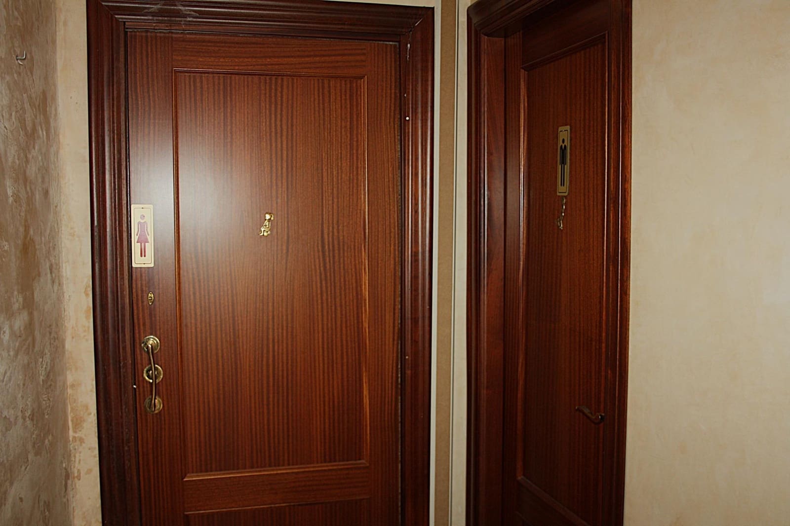 Commercial for rent in Seville city - € 3,000 (Ref: 9927517)