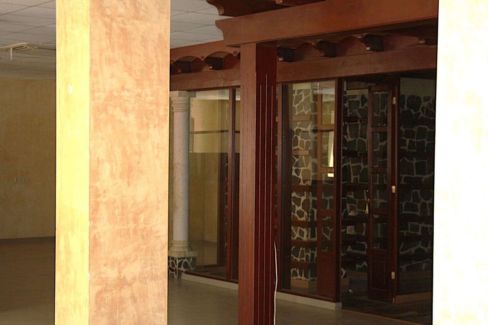 Commercial for rent in Seville city - € 3,000 (Ref: 9927517)