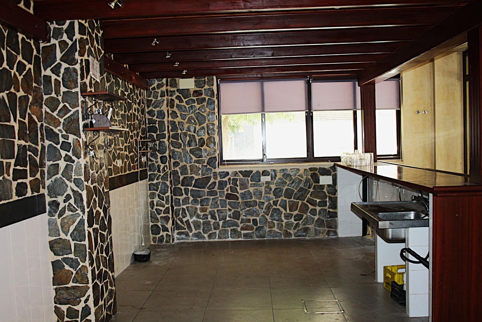 Commercial for rent in Seville city - € 3,000 (Ref: 9927517)