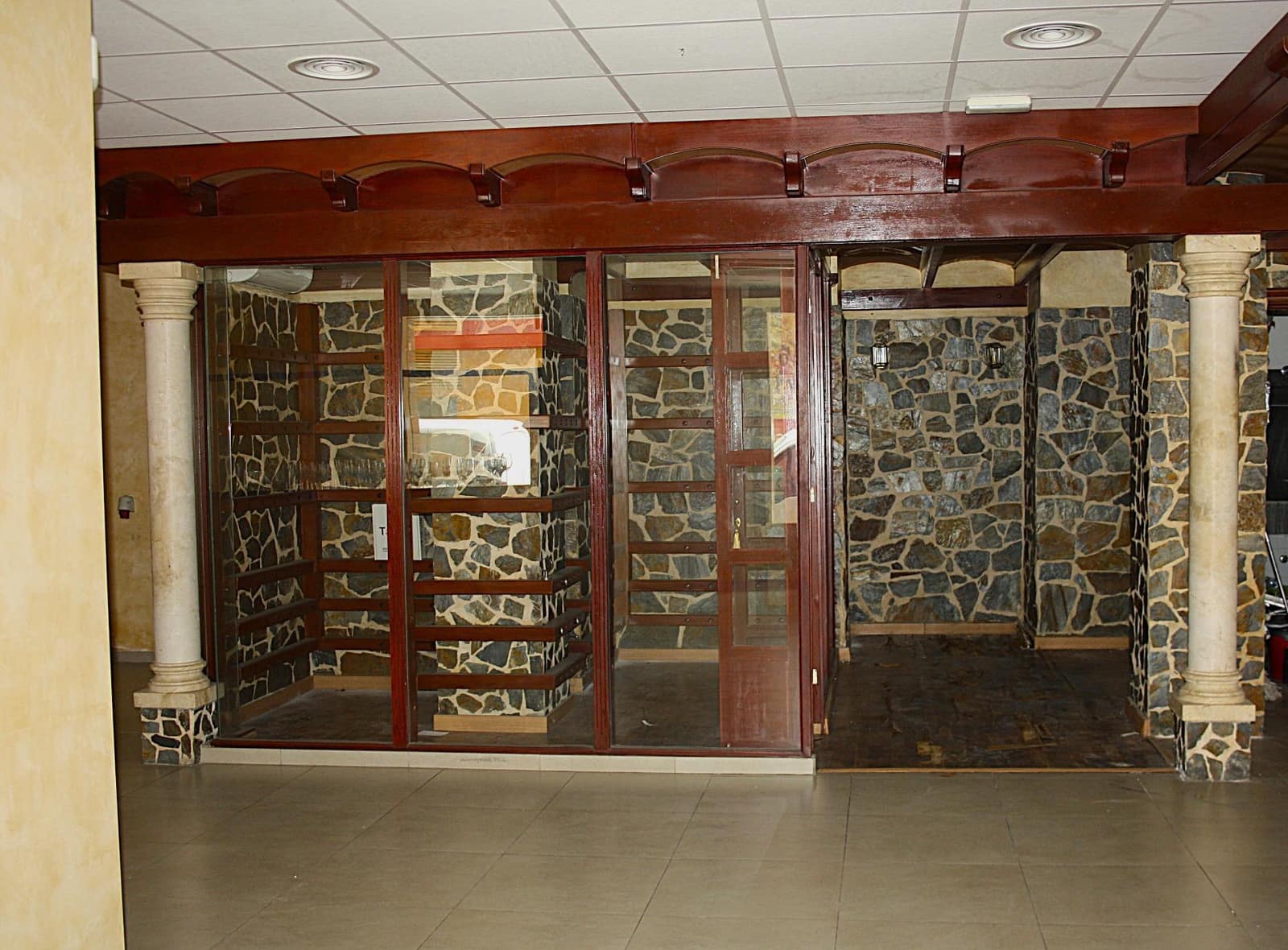 Commercial for rent in Seville city - € 3,000 (Ref: 9927517)