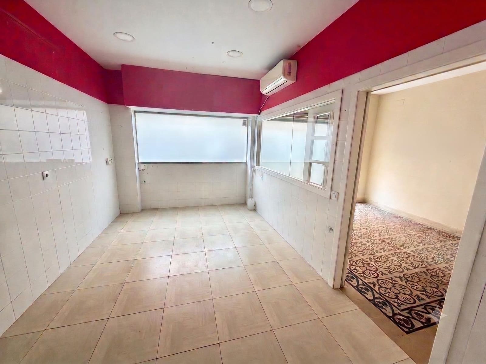2 bedroom Commercial for rent in Seville city - € 700 (Ref: 9927518)