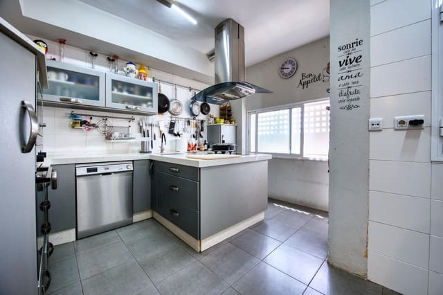 4 slaapkamer Halfvrijstaande villa te koop in Espartinas met zwembad garage - € 360.000 (Ref: 9940064)
