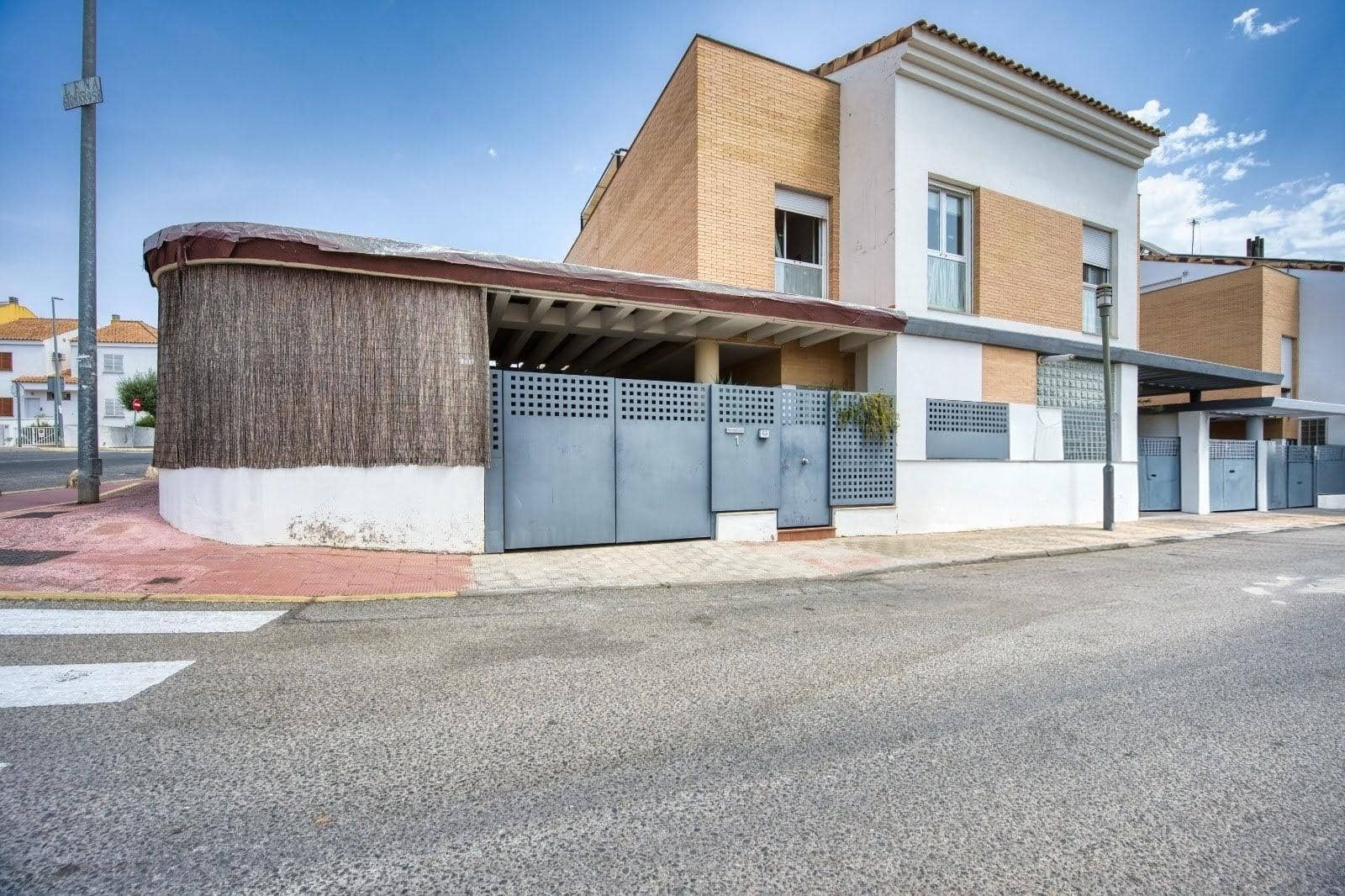 4 quarto Moradia Geminada para venda em Espartinas com piscina garagem - 360 000 € (Ref: 9940064)