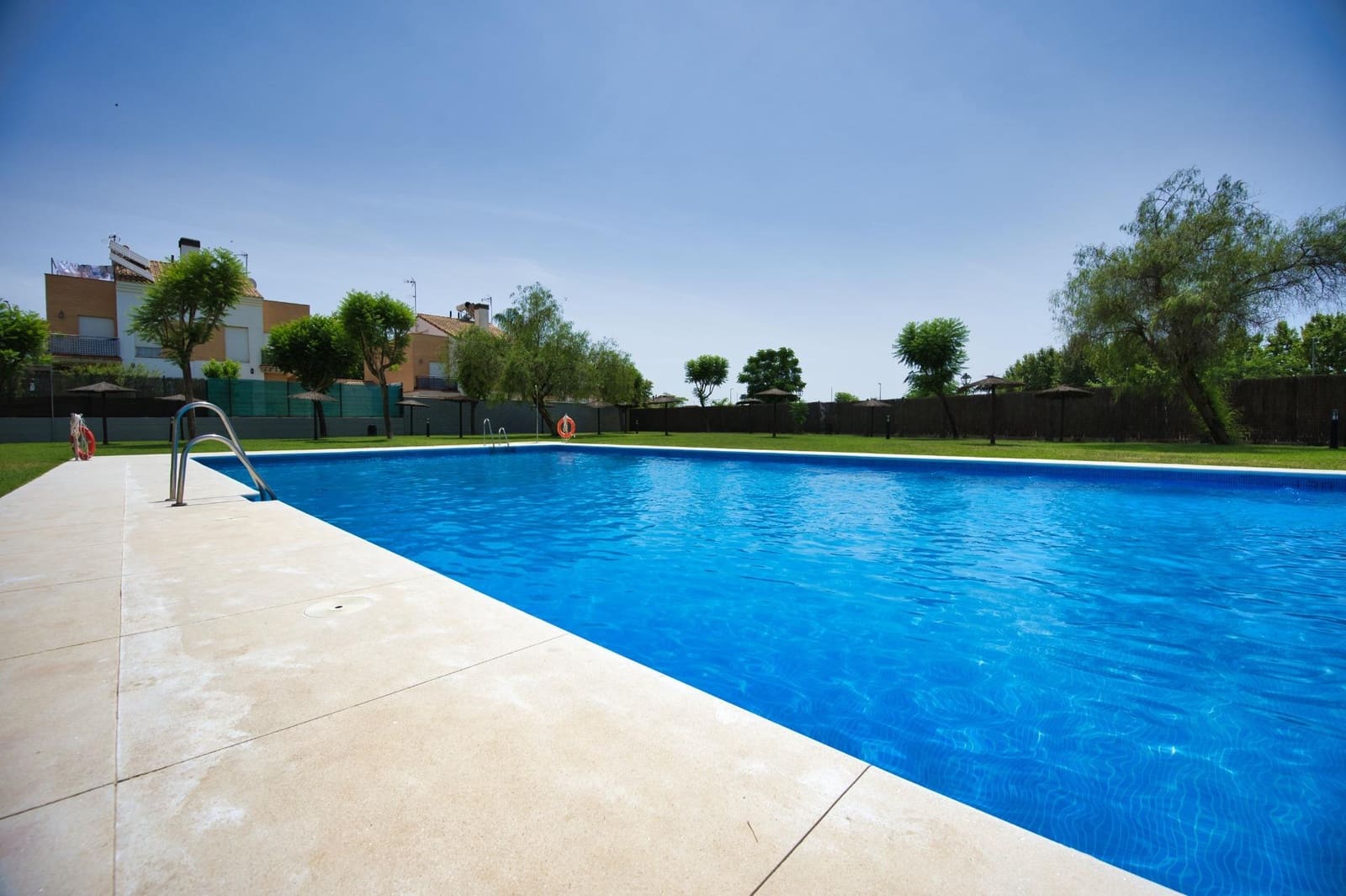 4 quarto Moradia Geminada para venda em Espartinas com piscina garagem - 360 000 € (Ref: 9940064)