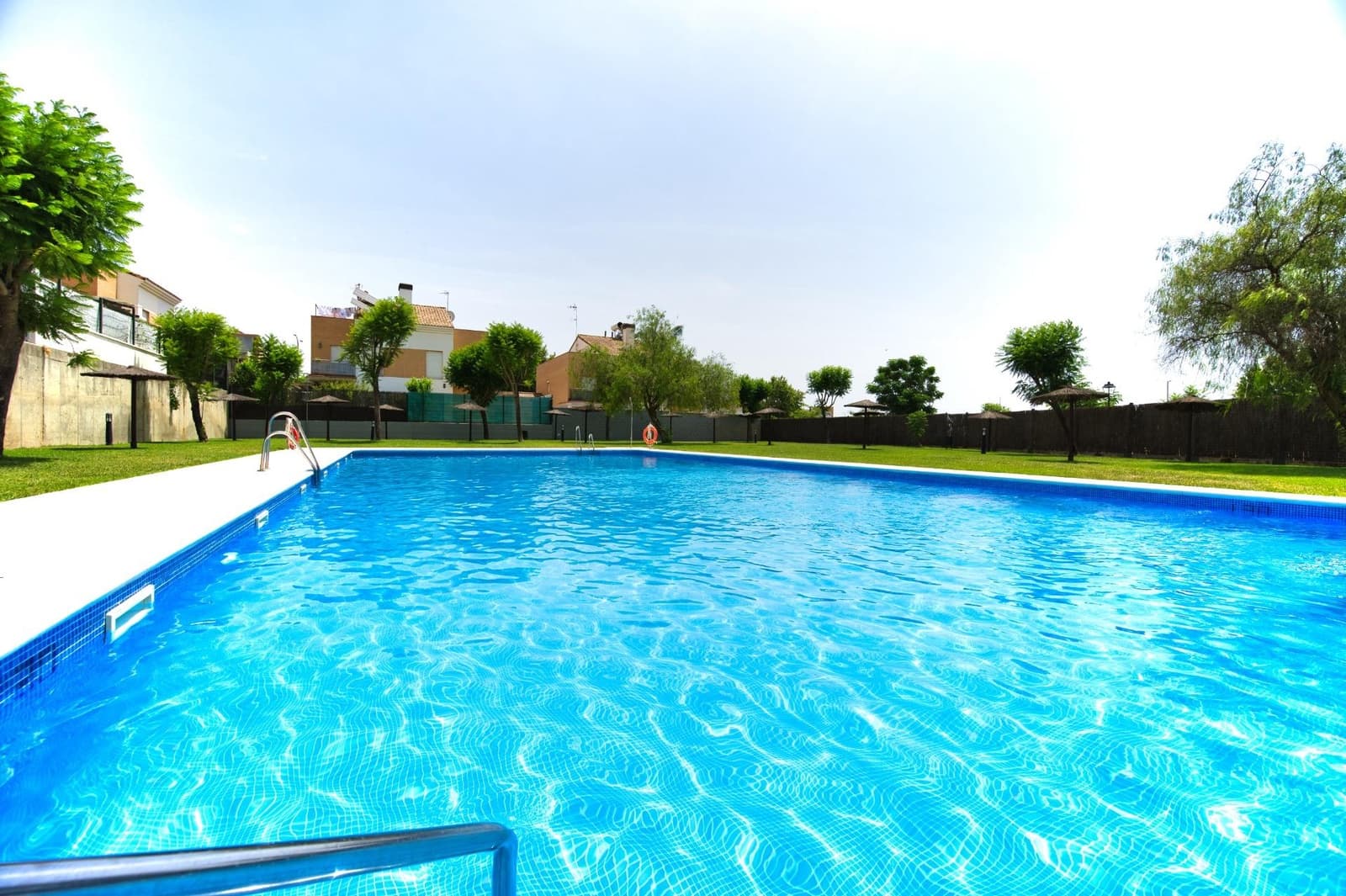 4 quarto Moradia Geminada para venda em Espartinas com piscina garagem - 360 000 € (Ref: 9940064)