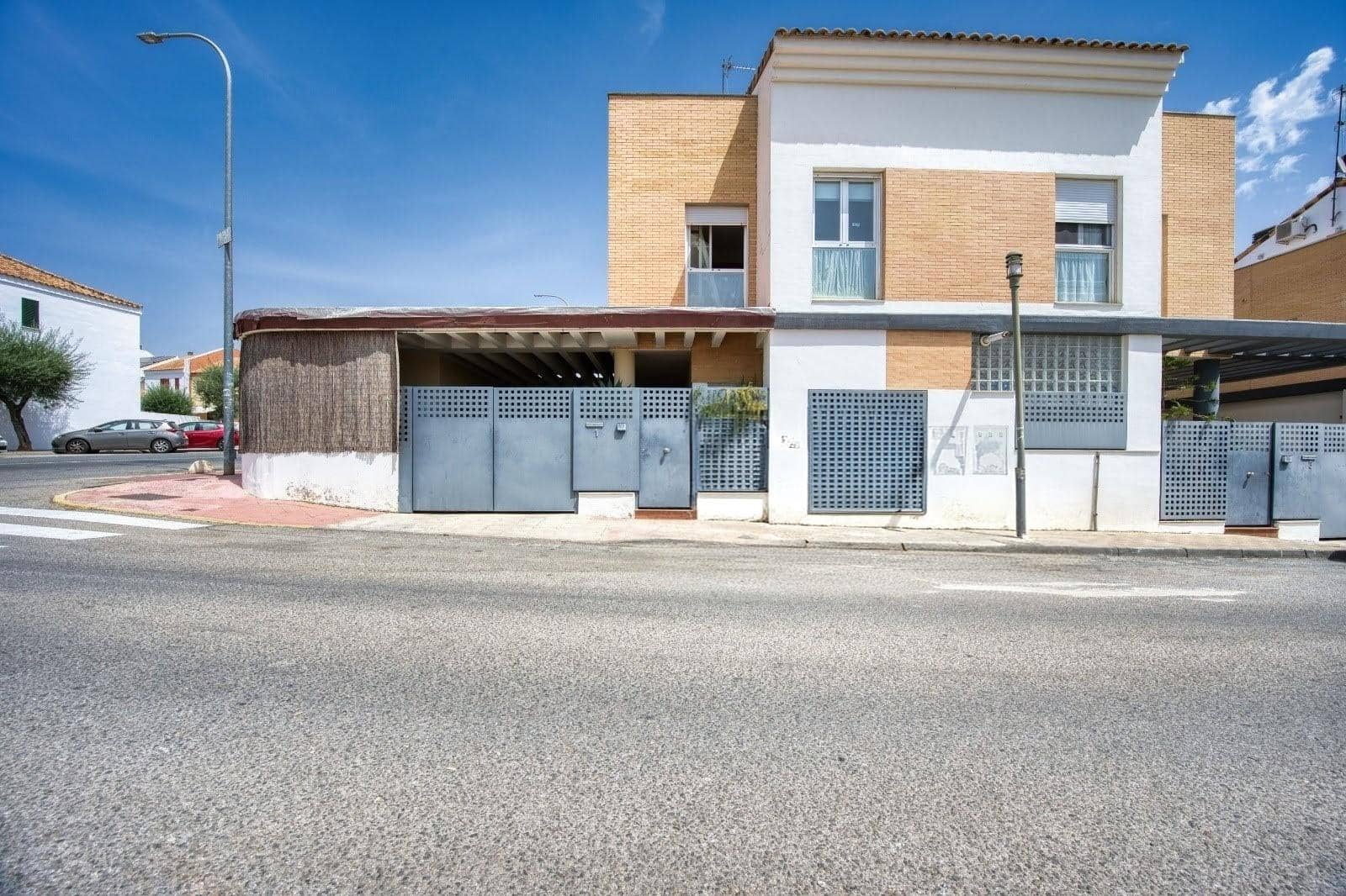 4 bedroom Semi-detached Villa for sale in Espartinas with pool garage - € 360,000 (Ref: 9940064)