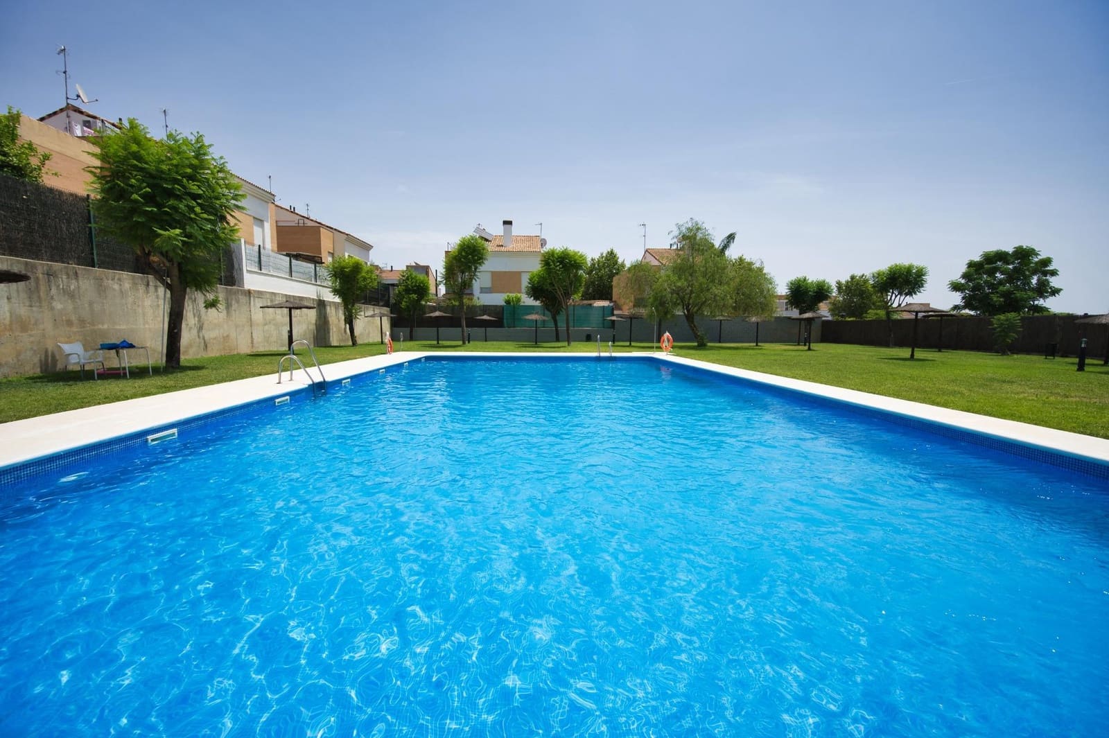 4 bedroom Semi-detached Villa for sale in Espartinas with pool garage - € 360,000 (Ref: 9940064)