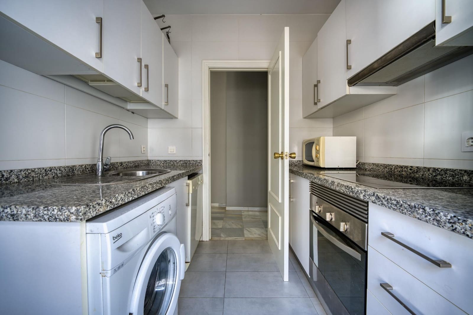 2 bedroom Flat for sale in Seville city with garage - € 320,000 (Ref: 9952719)