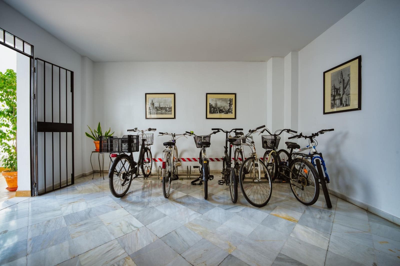 2 bedroom Flat for sale in Seville city with garage - € 320,000 (Ref: 9952719)