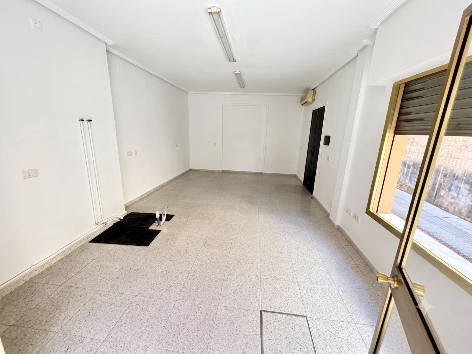 1 soveværelse Erhverv til leje i Dos Hermanas - € 400 (Ref: 9985068)