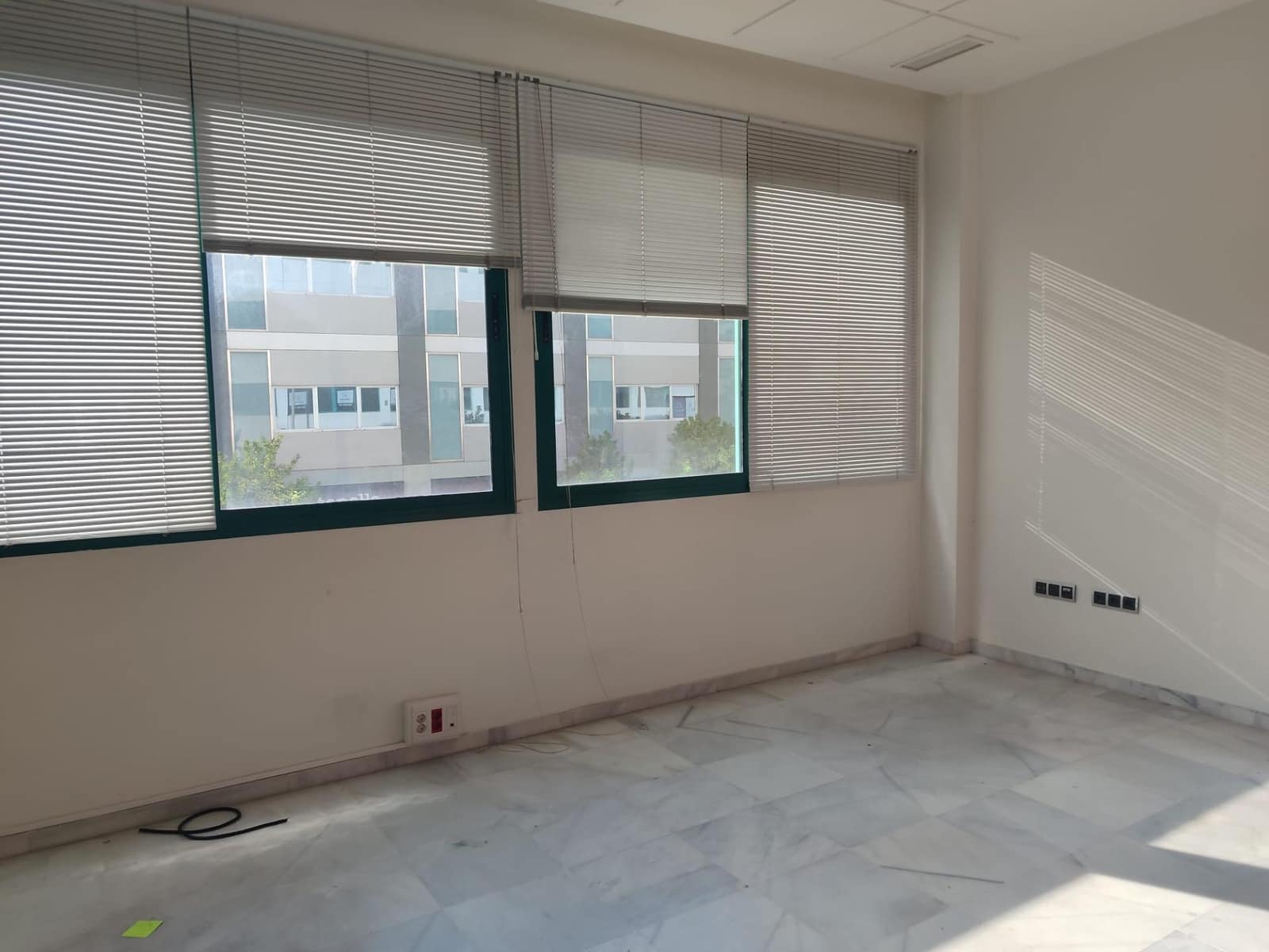 Bureau de 2 chambres à louer à Seville ville - 425 € (Ref: 9986953)