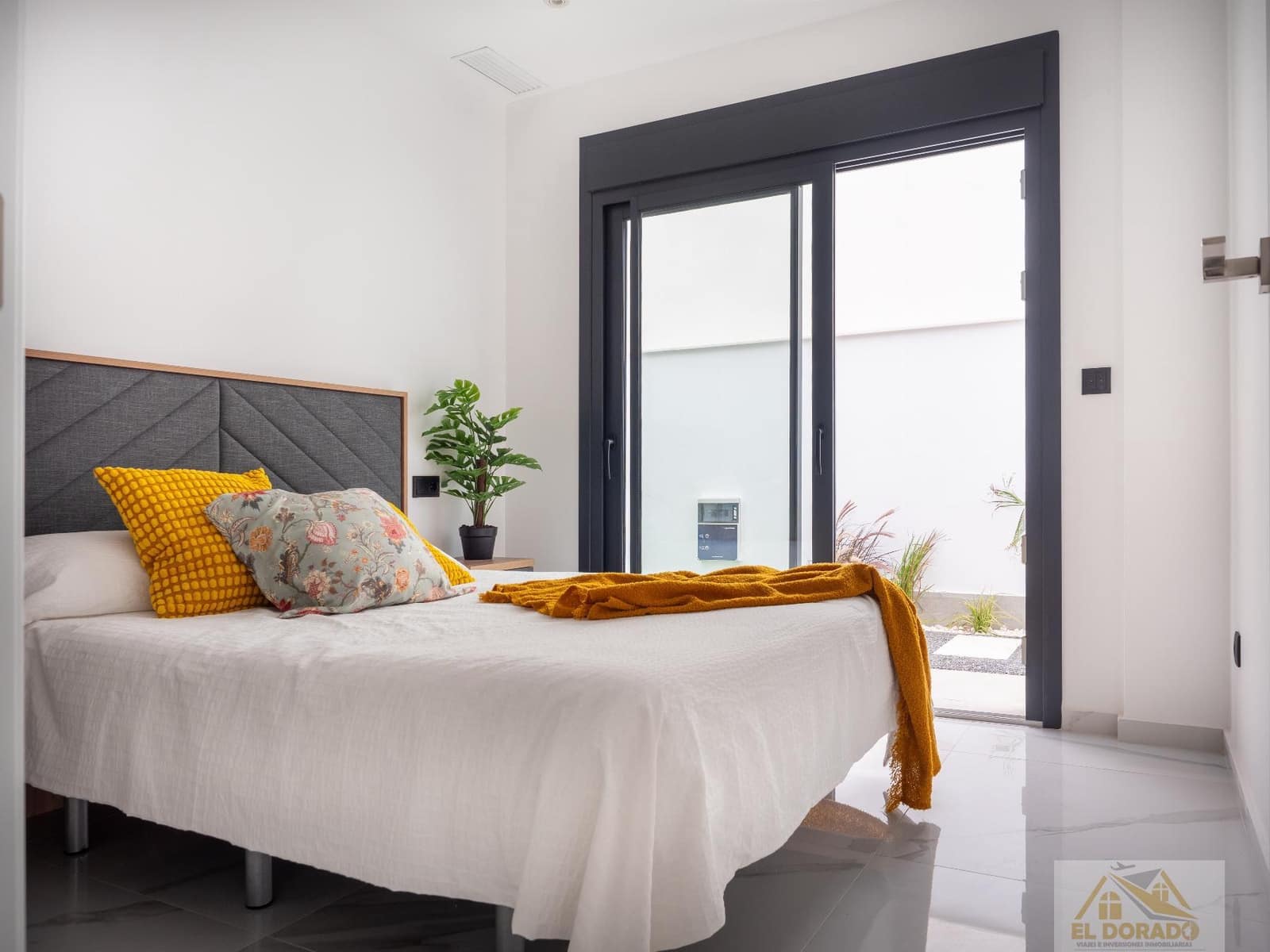 3 makuuhuone Huvila myytävänä paikassa San Pedro del Pinatar mukana uima-altaan 
autotalli - 465 000 € (Ref: 9040000)