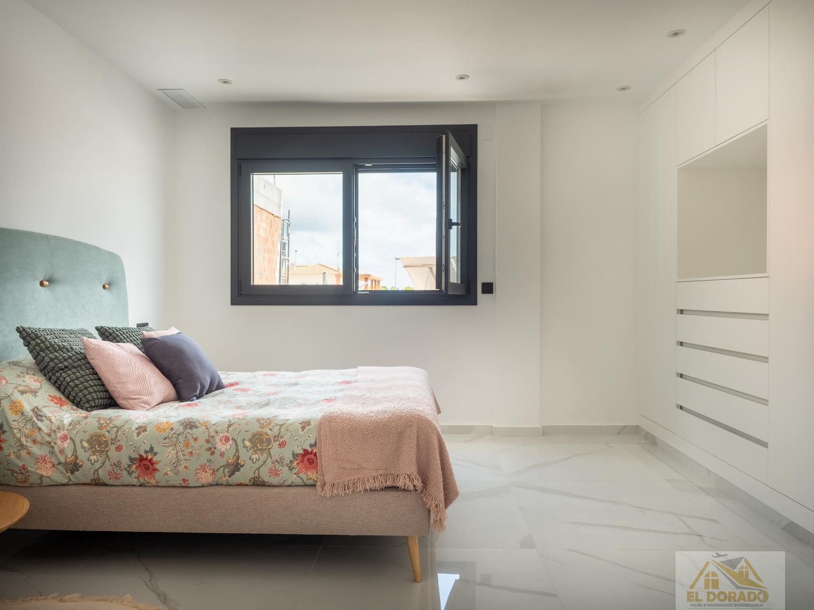 3 makuuhuone Huvila myytävänä paikassa San Pedro del Pinatar mukana uima-altaan 
autotalli - 465 000 € (Ref: 9040000)