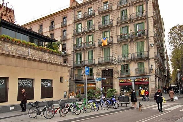 Kommersiell til salgs i El Raval, Barcelona by - € 5 600 000 (Ref: 9270061)