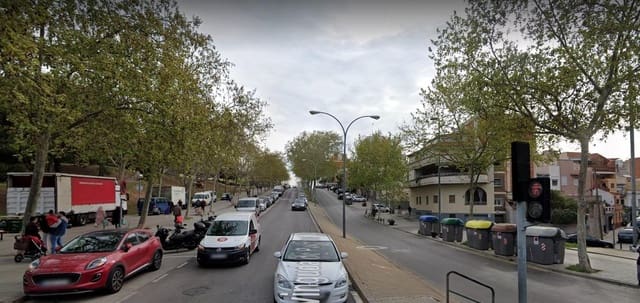 Commercial for sale in Badalona - € 450,000 (Ref: 9270183)