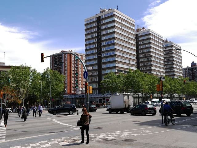 Bedrijf te koop in Porta, Barcelona stad - € 1.500.000 (Ref: 9270205)