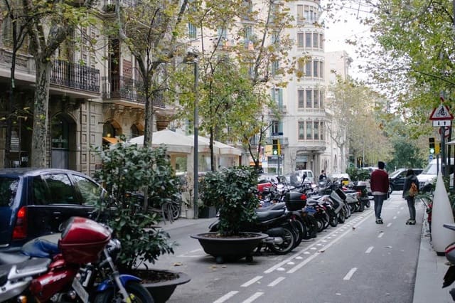 3 bedroom Flat for sale in Sant Antoni, Barcelona city - € 360,000 (Ref: 9656048)