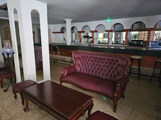 Hôtel de 74 chambres à louer à Gérone ville - 13 500 € (Ref: 9994203)