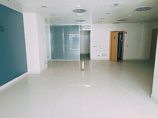 Kommersiell til salgs i Hacienda Bizcochero, Málaga by - € 482 400 (Ref: 9014948)