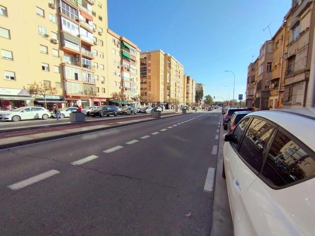 2 soveværelse Lejlighed til salg i Cruz de Humilladero, Málaga by - € 175.000 (Ref: 9014969)