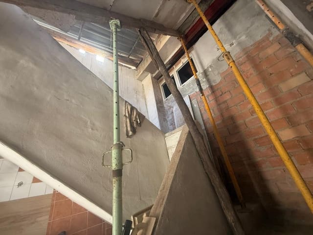 Hus til salgs i Ciudad Jardín, Málaga by - € 318 000 (Ref: 9506035)