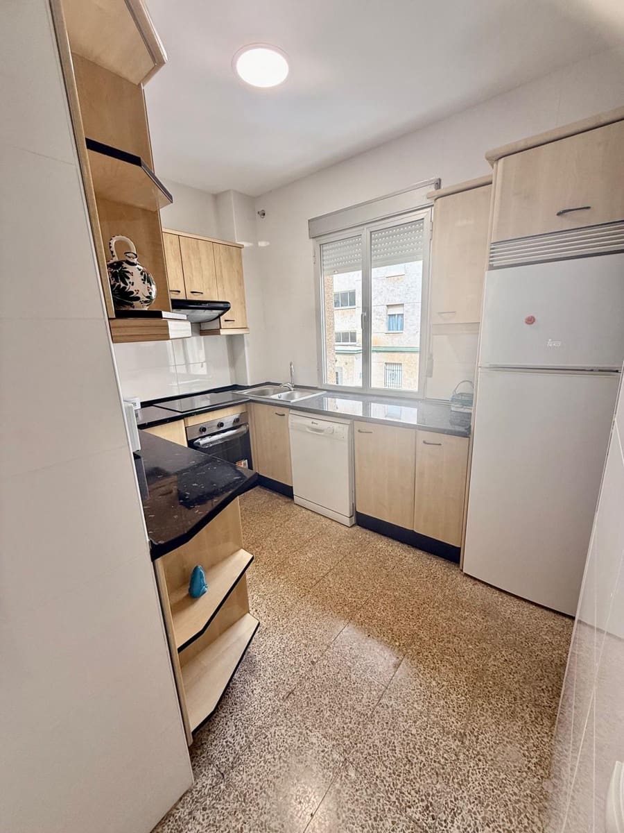 5 bedroom Flat for rent in Malaga city - € 400 (Ref: 9506125)