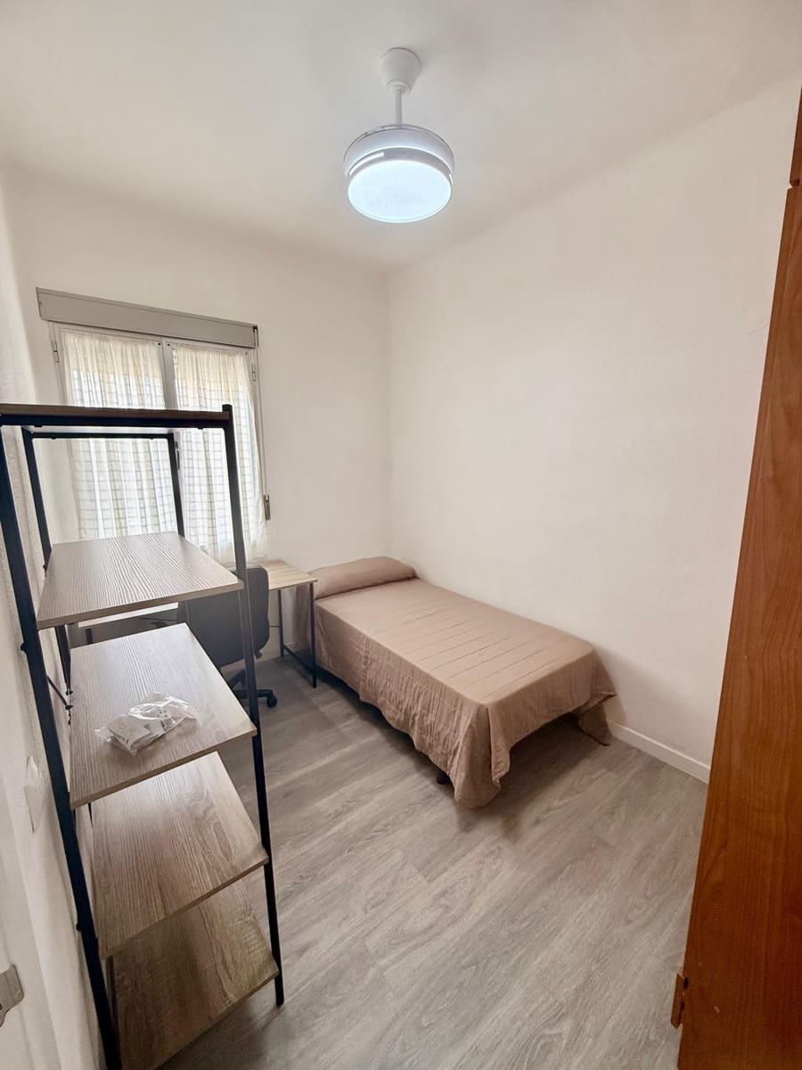 5 bedroom Flat for rent in Malaga city - € 400 (Ref: 9506125)