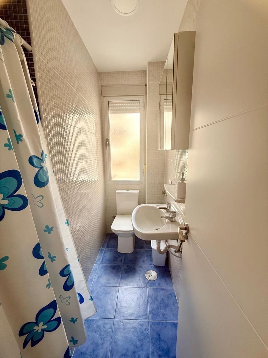 5 bedroom Flat for rent in Malaga city - € 400 (Ref: 9506125)