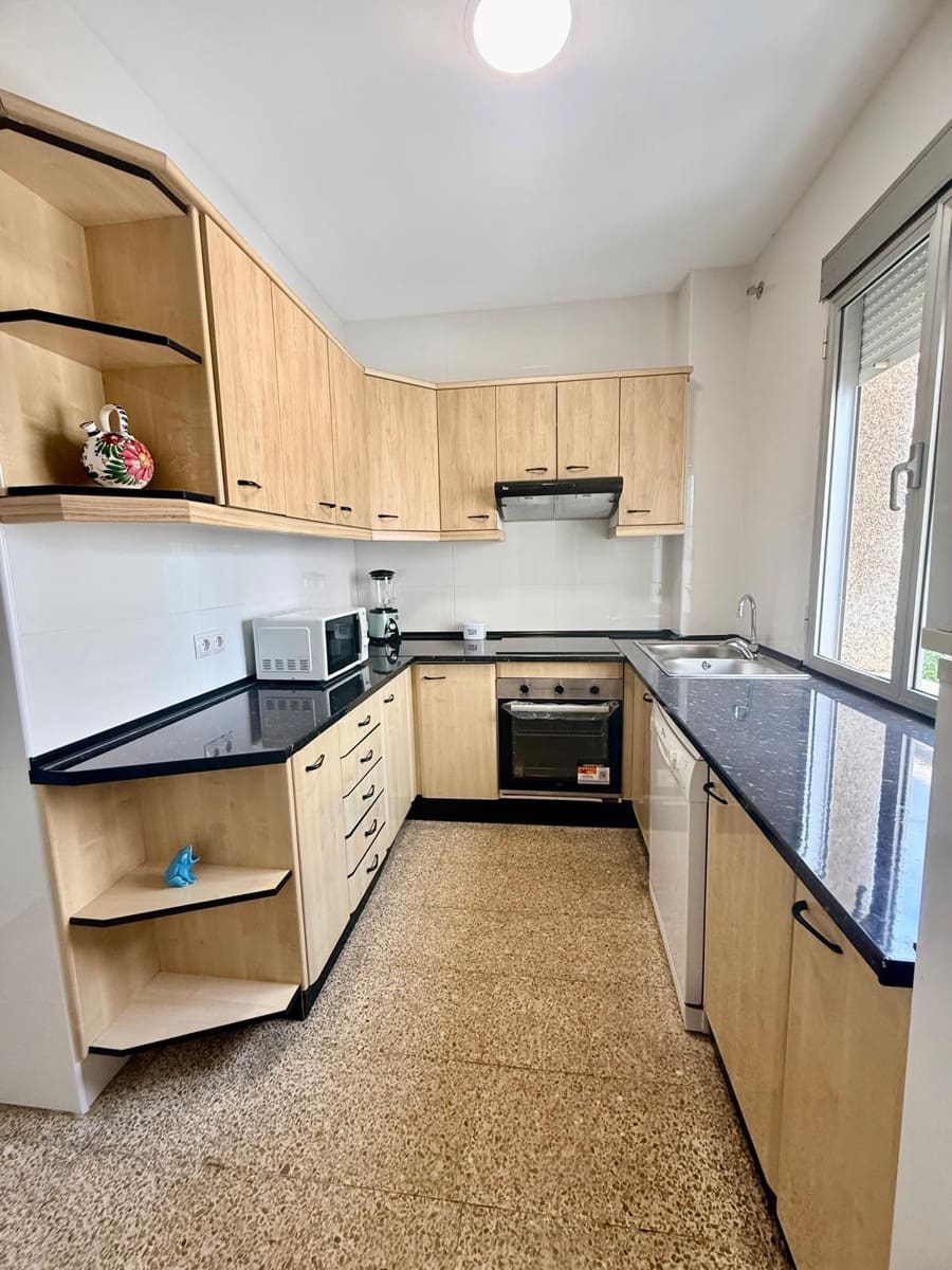 5 bedroom Flat for rent in Malaga city - € 400 (Ref: 9506125)