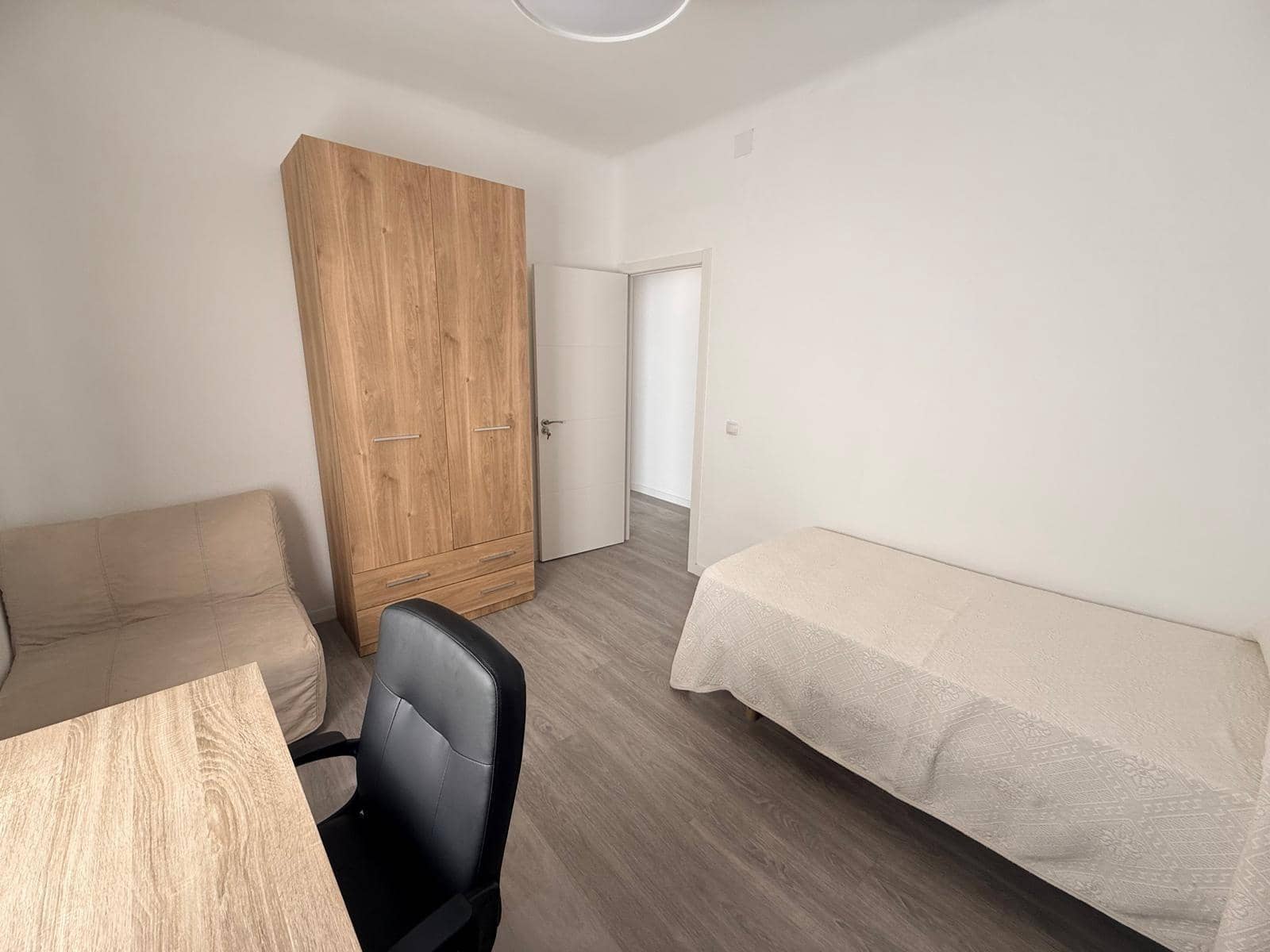 5 bedroom Flat for rent in Malaga city - € 400 (Ref: 9506125)