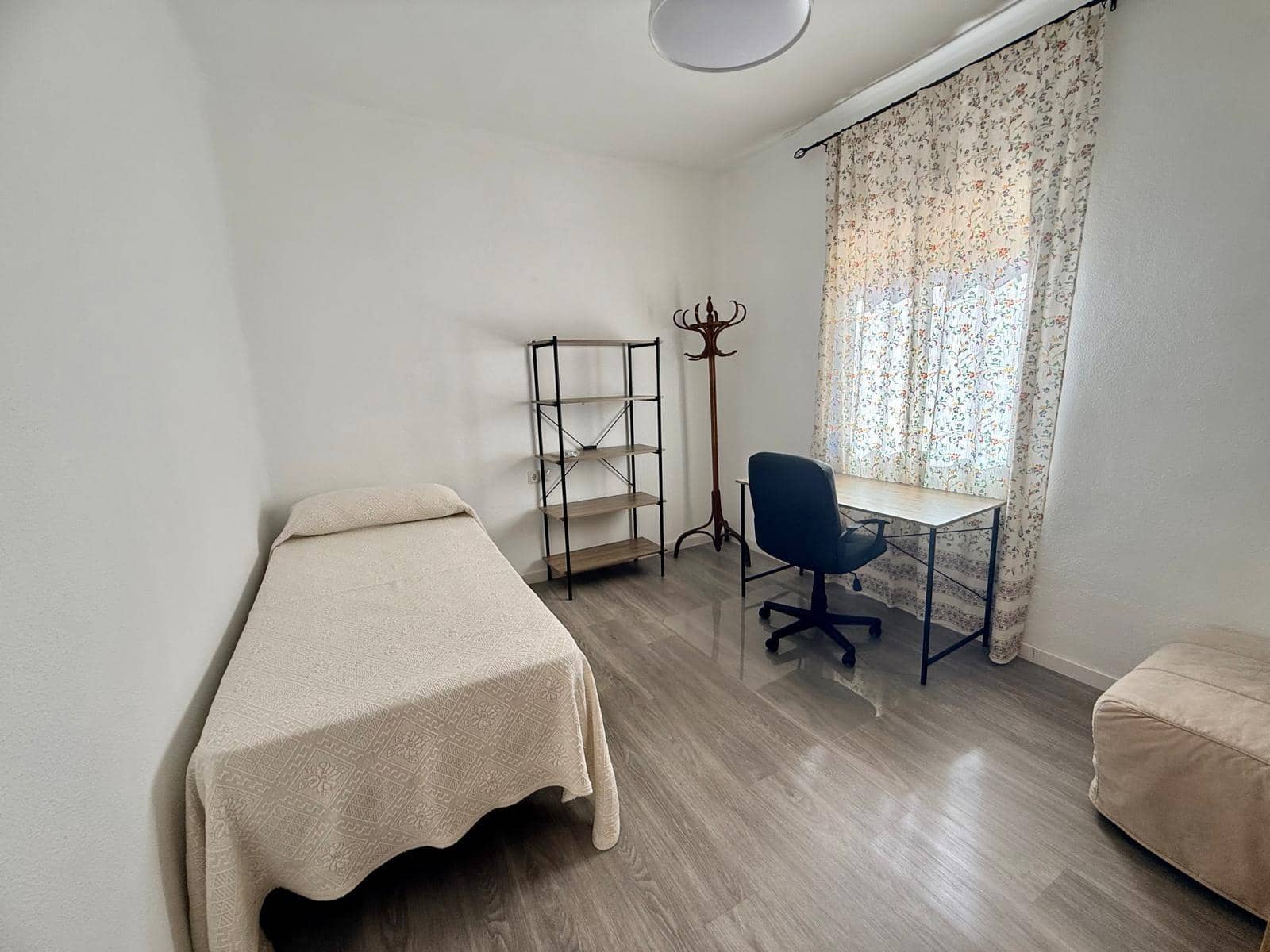 5 bedroom Flat for rent in Malaga city - € 400 (Ref: 9506125)