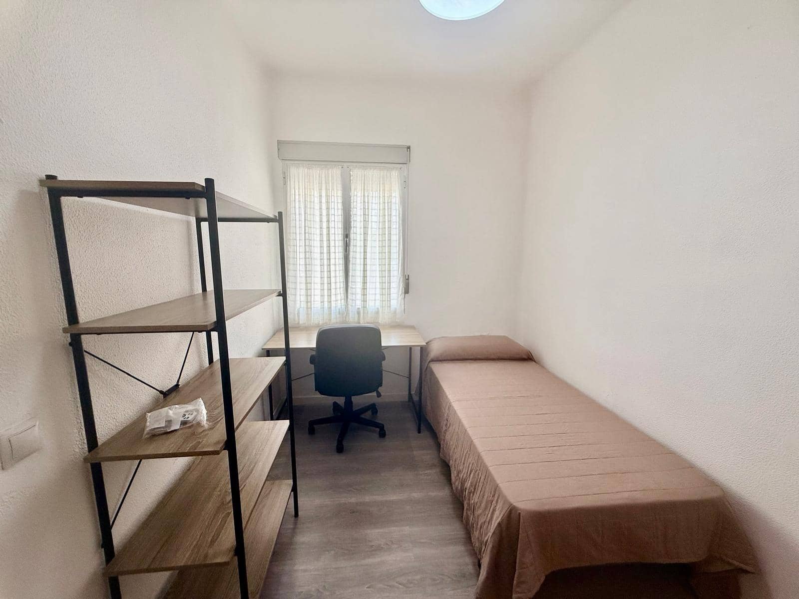 5 bedroom Flat for rent in Malaga city - € 400 (Ref: 9506125)