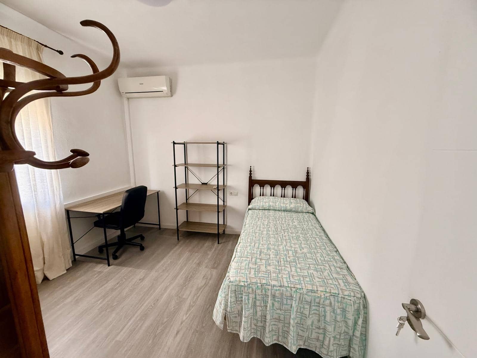 5 bedroom Flat for rent in Malaga city - € 400 (Ref: 9506125)