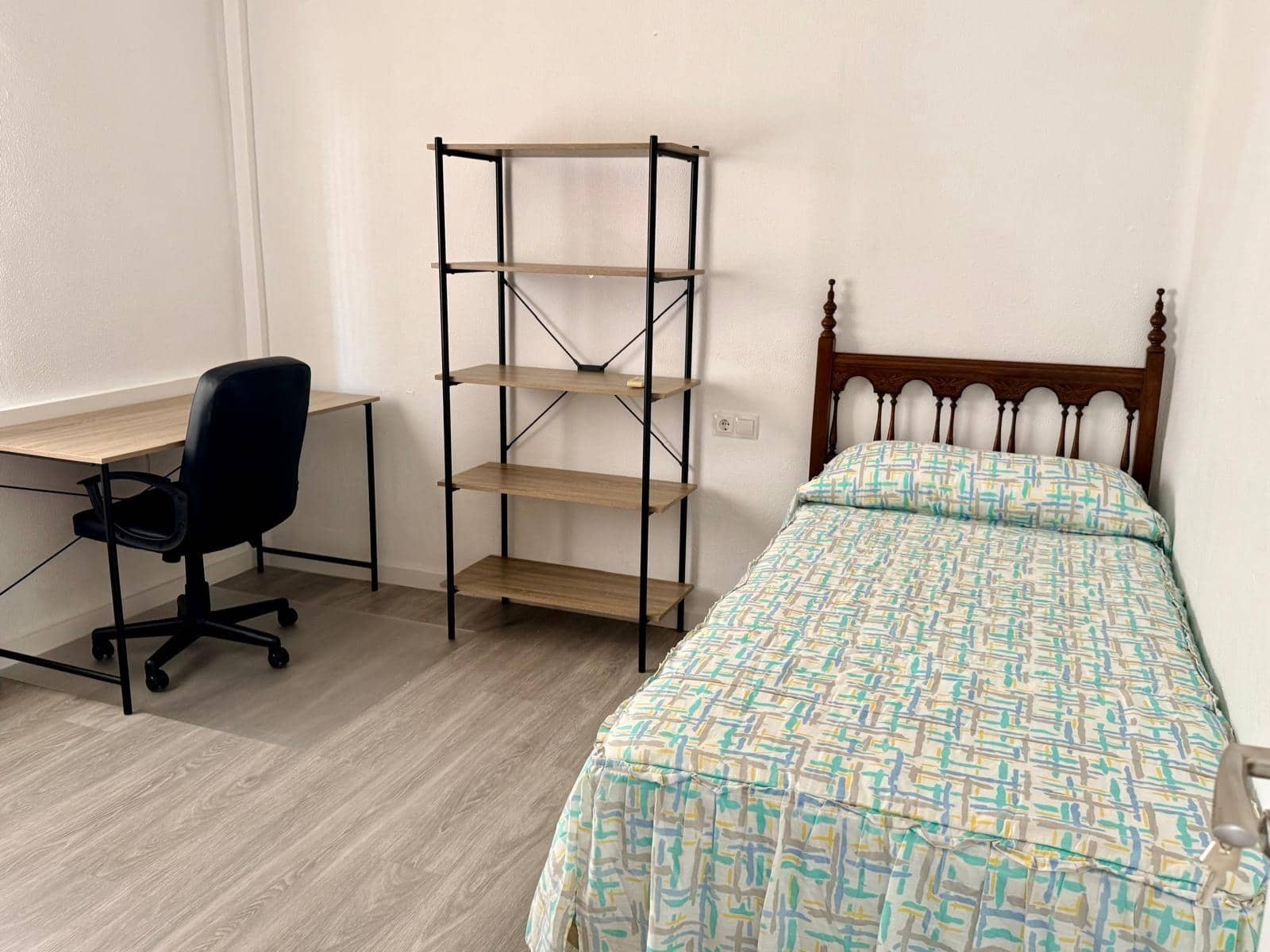 5 bedroom Flat for rent in Malaga city - € 400 (Ref: 9506125)