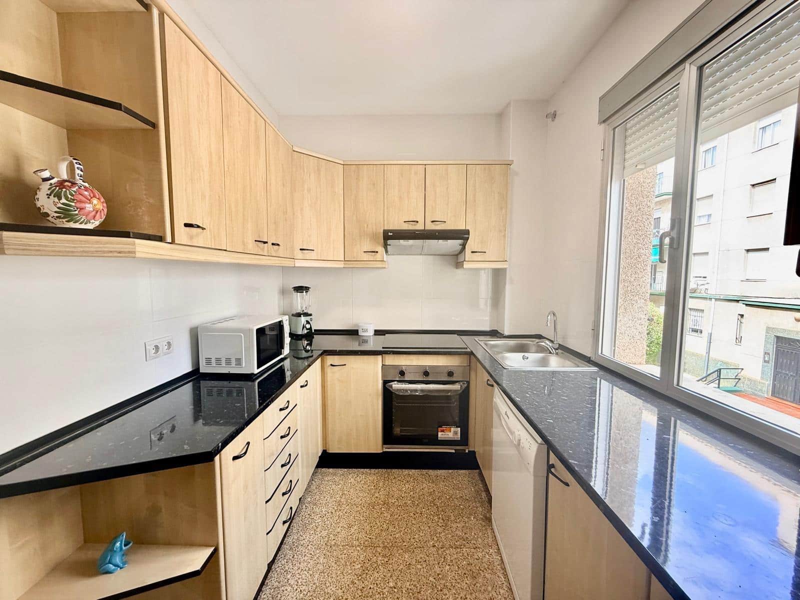 5 bedroom Flat for rent in Malaga city - € 400 (Ref: 9506125)