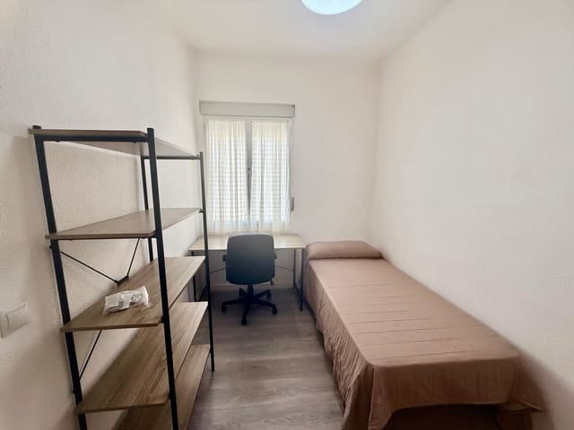 5 bedroom Flat for rent in Gamarra, Málaga city - € 400 (Ref: 9506125)