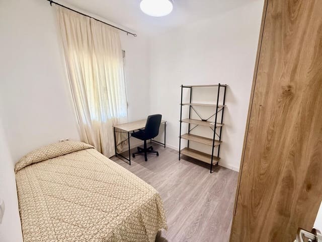 5 bedroom Flat for rent in Gamarra, Málaga city - € 400 (Ref: 9506125)