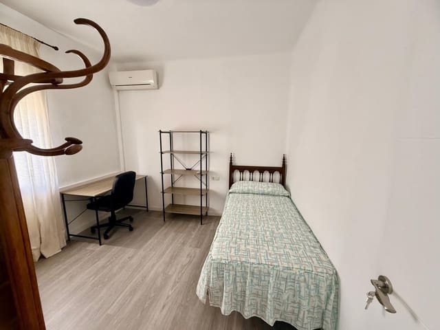 5 bedroom Flat for rent in Gamarra, Málaga city - € 400 (Ref: 9506125)