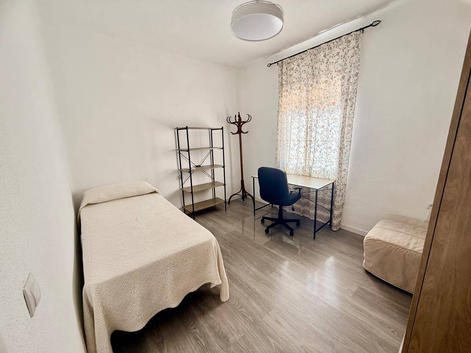 5 bedroom Flat for rent in Malaga city - € 400 (Ref: 9506125)