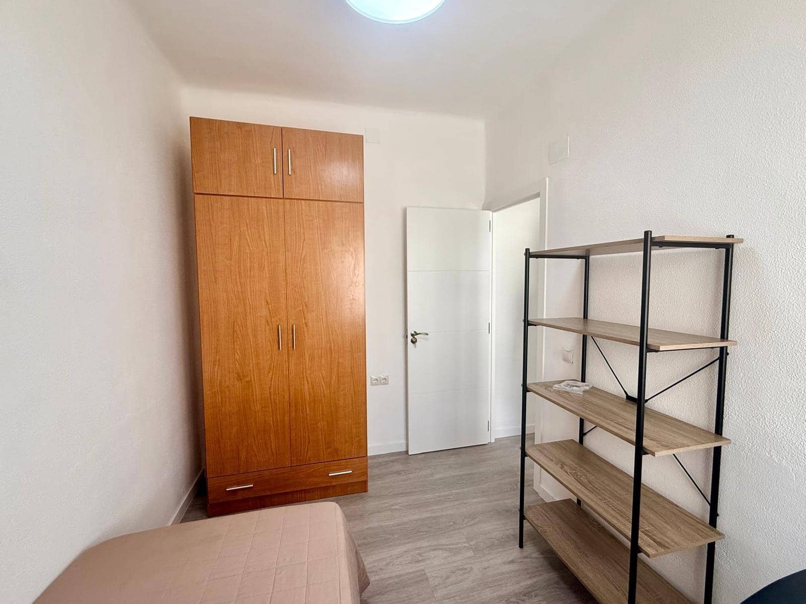 5 bedroom Flat for rent in Malaga city - € 400 (Ref: 9506125)