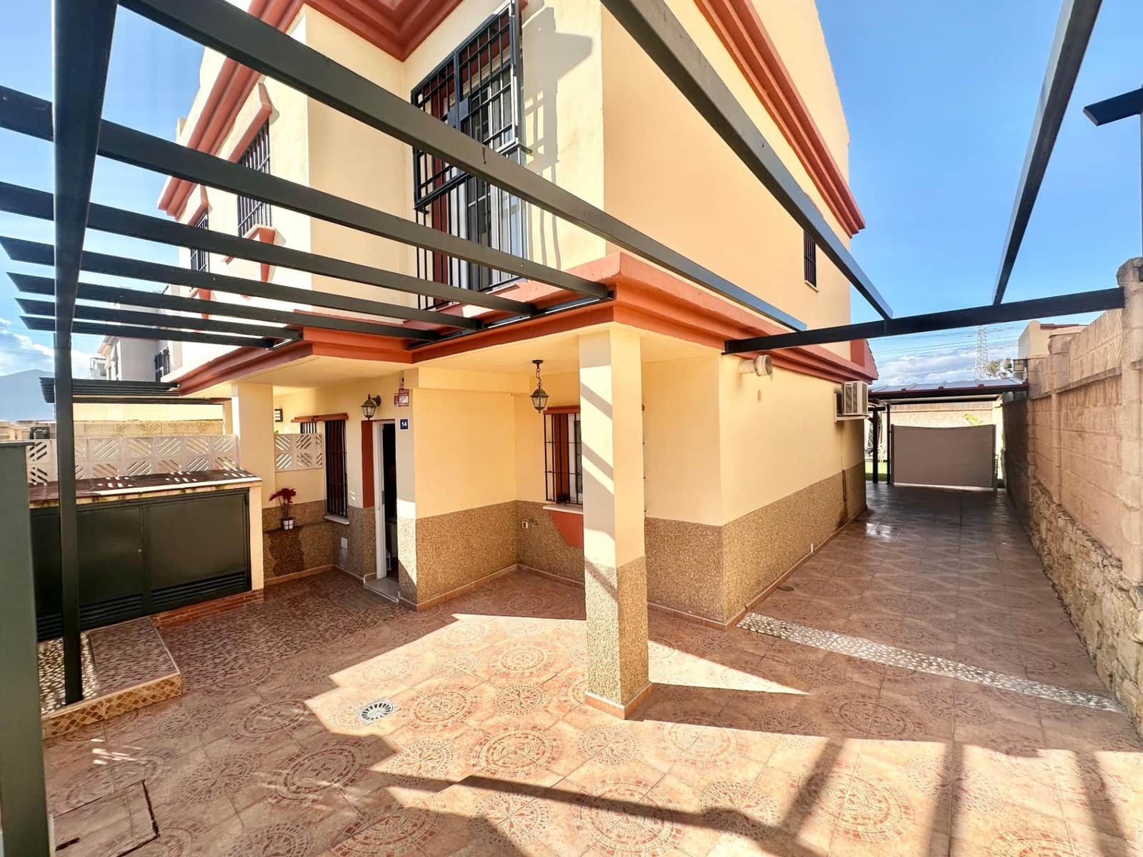 3 sypialnia Dom blizniak na sprzedaż w Cartama z basenem garażem - 385 000 € (Ref: 9530728)