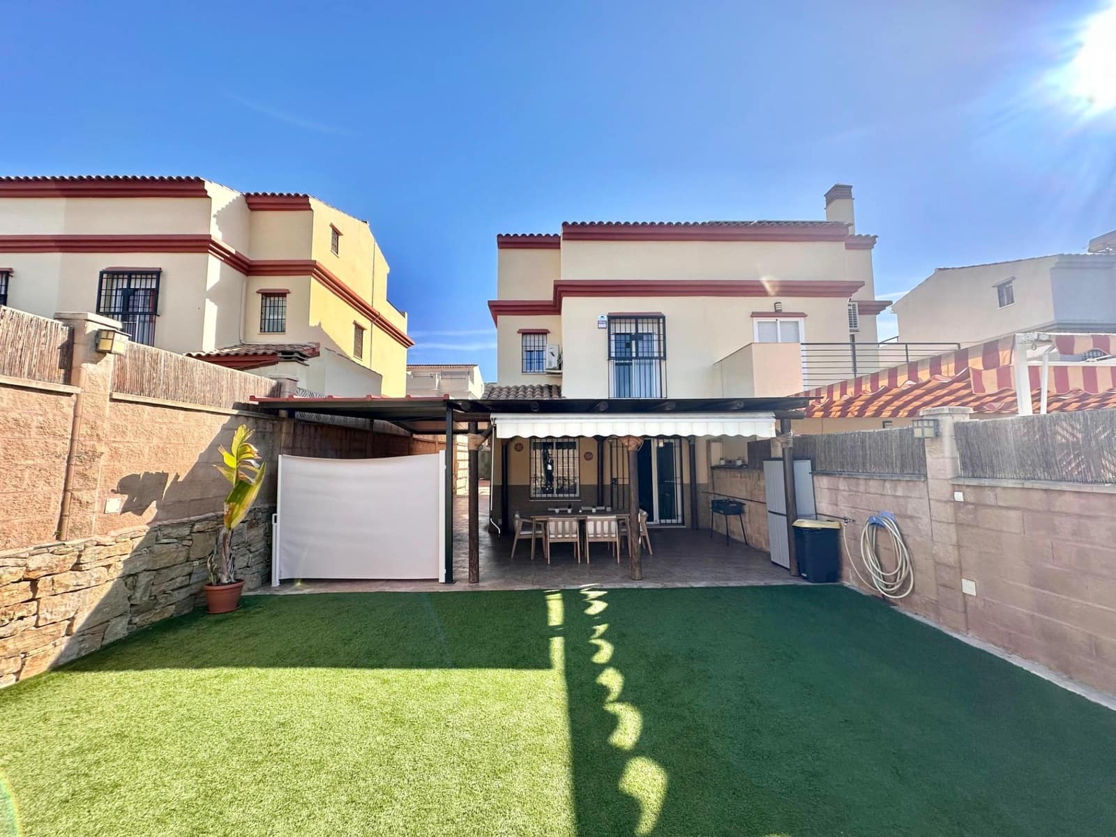 3 sypialnia Dom blizniak na sprzedaż w Cartama z basenem garażem - 385 000 € (Ref: 9530728)