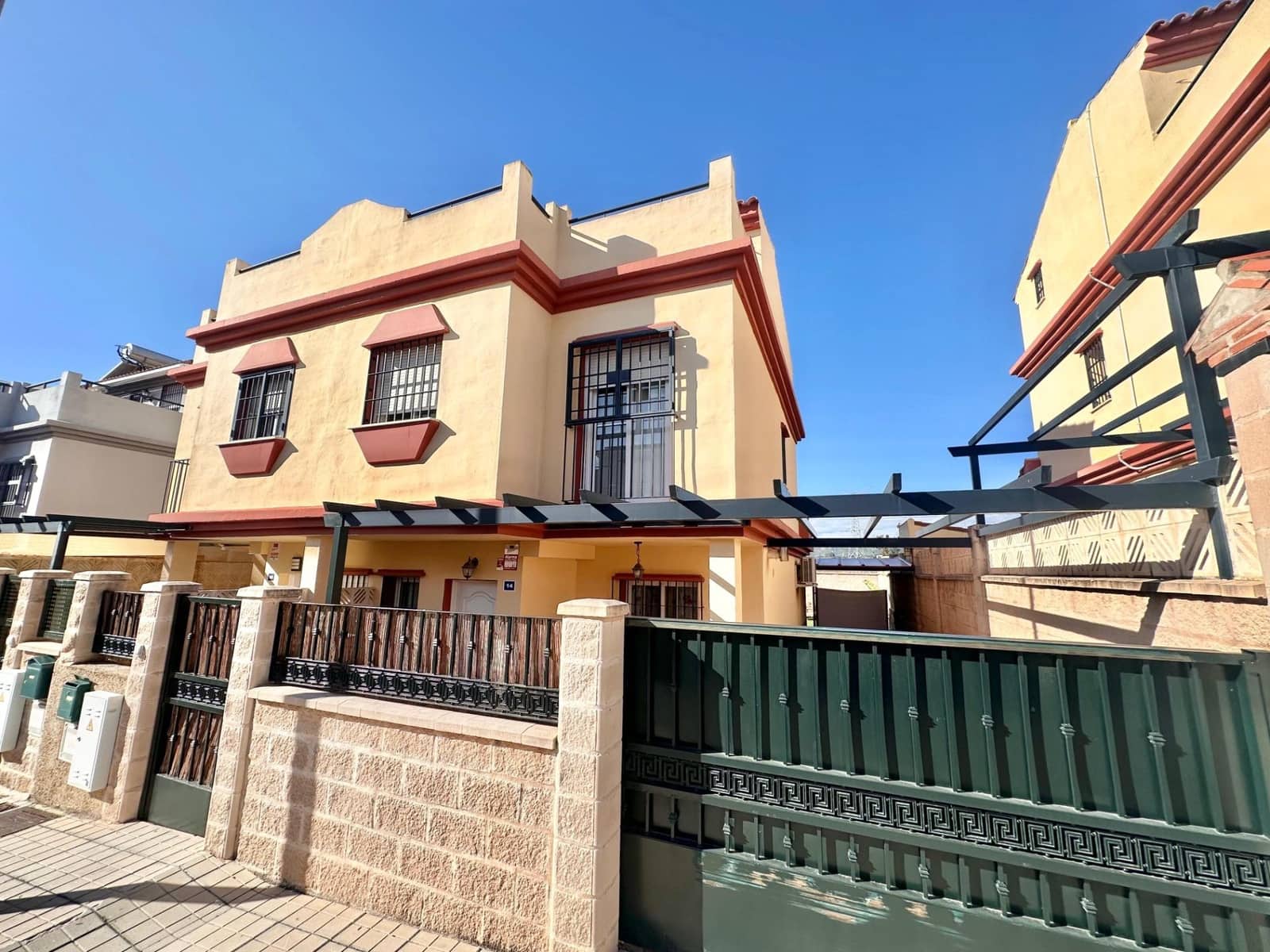 3 sypialnia Dom blizniak na sprzedaż w Cartama z basenem garażem - 385 000 € (Ref: 9530728)