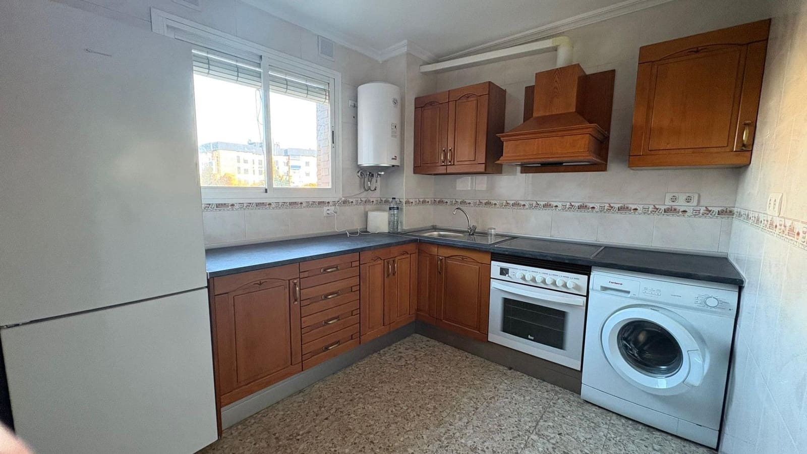 3 soveværelse Lejlighed til leje i Malaga by - € 1.200 (Ref: 9533835)