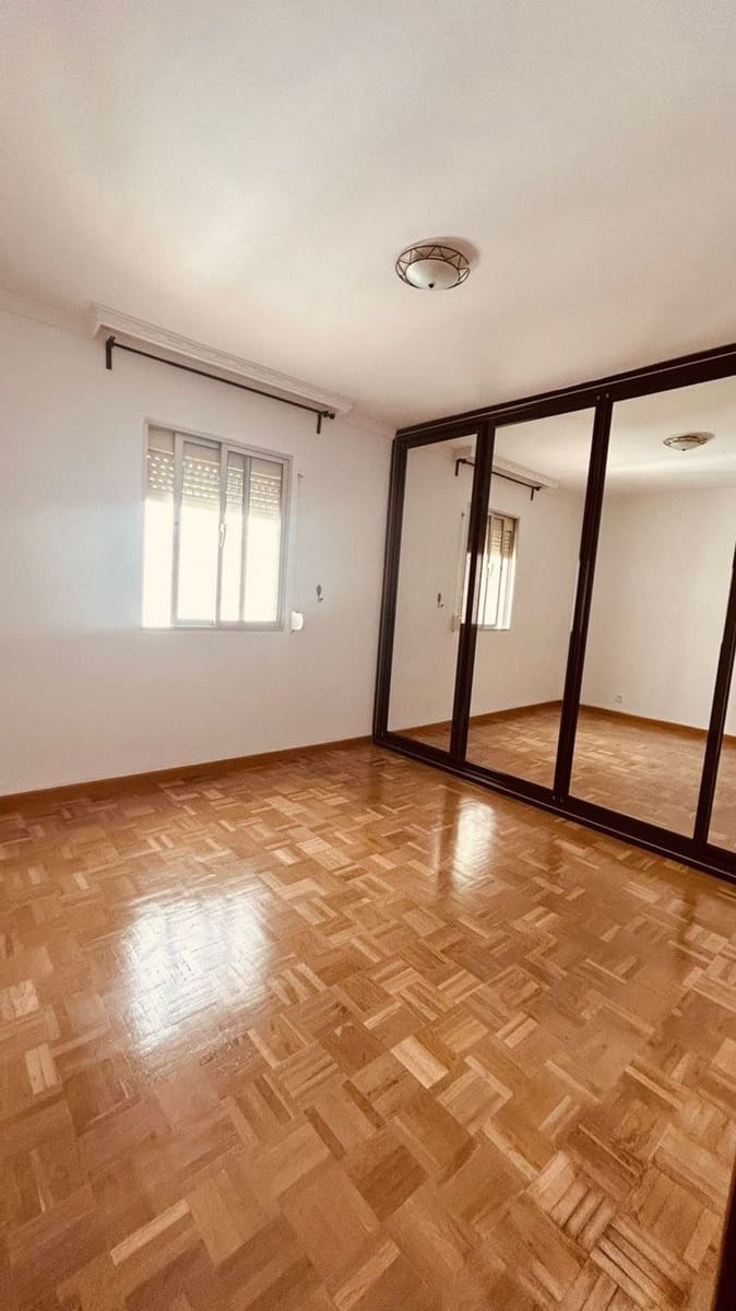 3 bedroom Flat for rent in Malaga city - € 1,100 (Ref: 9568773)